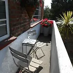 2 Bed Apartment In Viceroy Lodge Central Surbiton Incl Free Parking