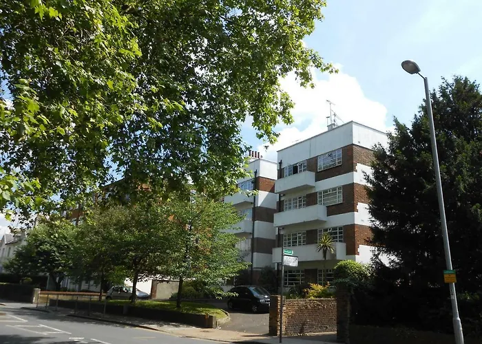 2 Bed Apartment In Viceroy Lodge Central Surbiton Incl Free Parking